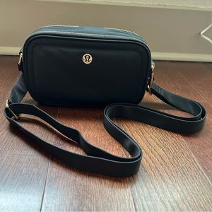 Lululemon camera crossbody bag (2L)